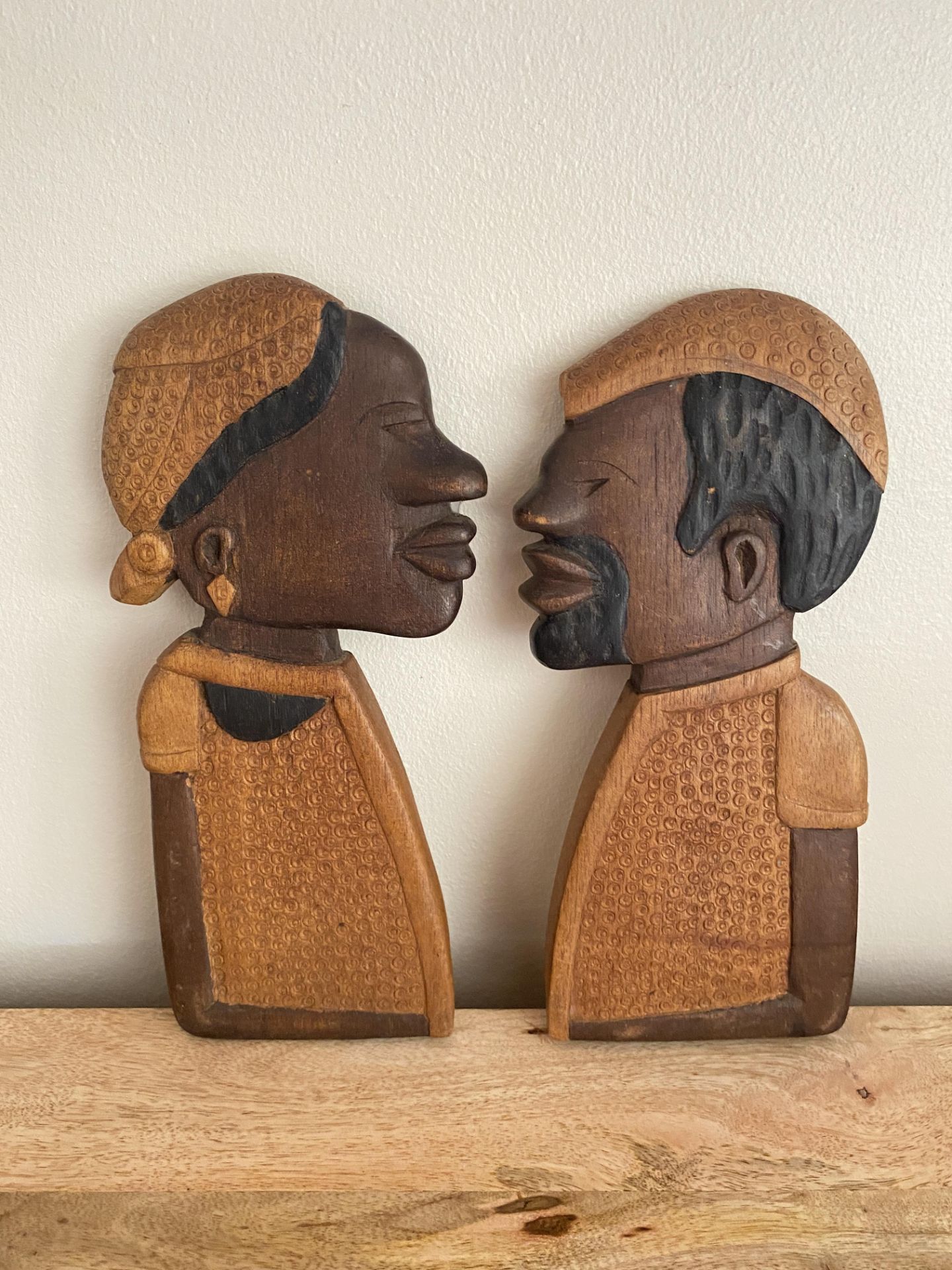 FIVE VINTAGE WOODEN AFRICAN TRIBAL MASKS TO INCLUDE TWO PAIRS OF HANGING FACE ORNAMENTS - SAO TOME - Image 5 of 5