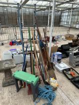 AN ASSORTMENT OF GARDEN TOOLS TO INCLUDE A STEP LADDER, RAKES AND SPADES ETC