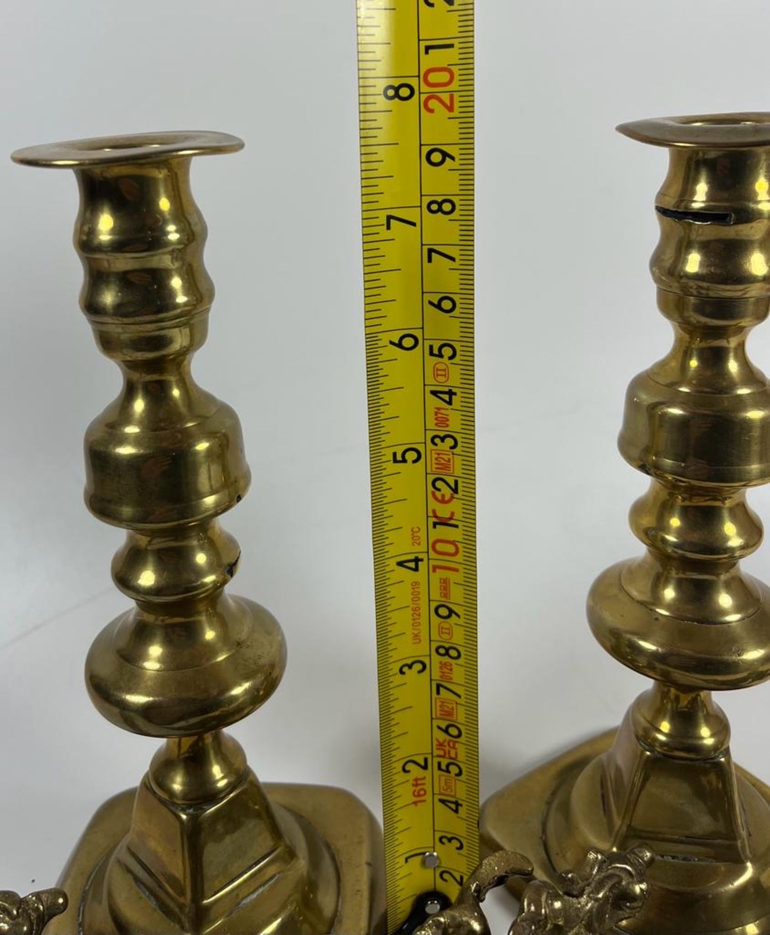A MIXED LOT TO INCLUDE A PAIR OF BRASS PUSH UP CANDLESTICKS HEIGHT 19.5CM, PAIR OF ORNATE CURTAIN - Image 5 of 5