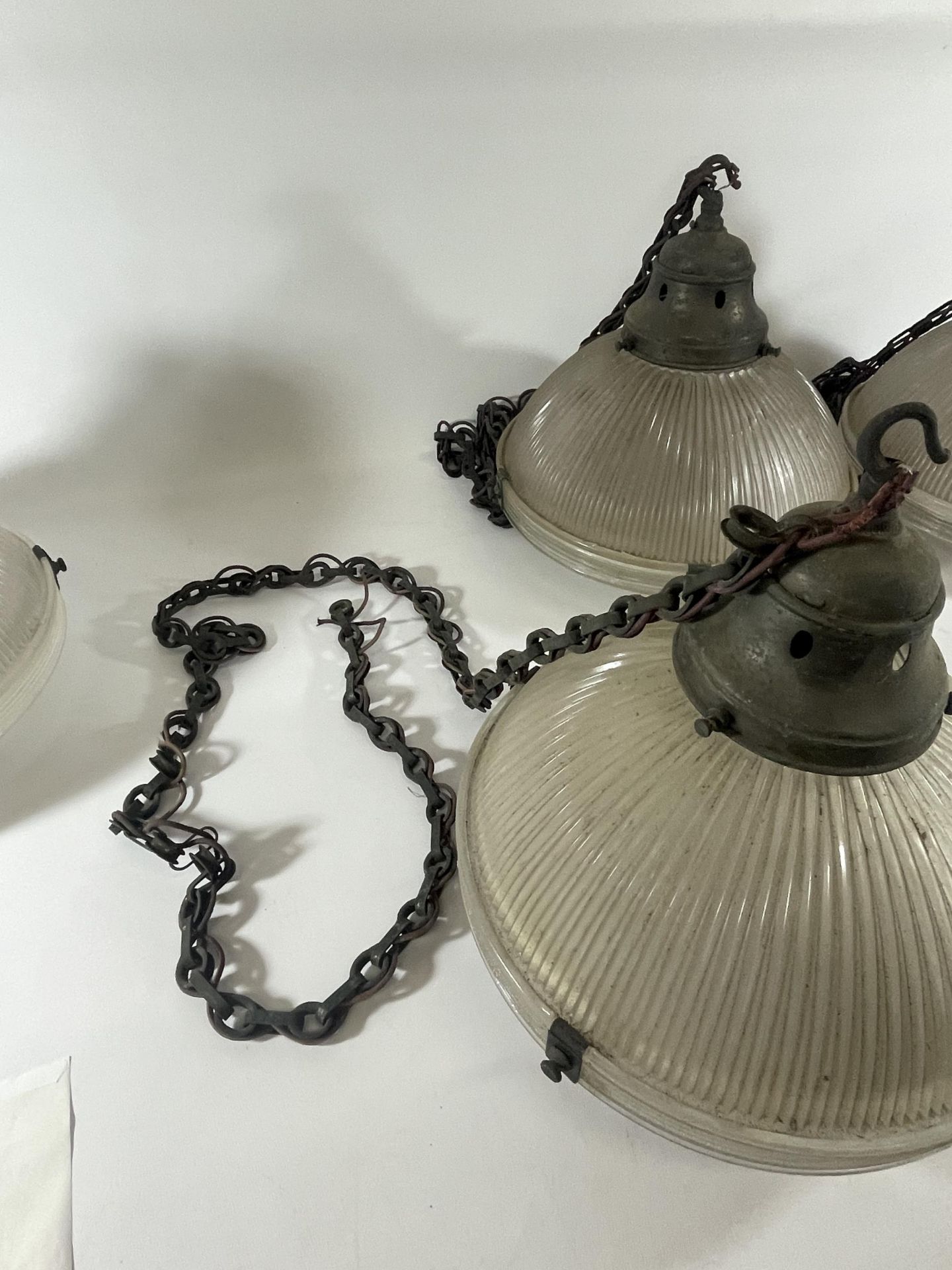 A SET OF FOUR VINTAGE HOLOPHANE 5 LAMPS WITH METAL FITTINGS AND CHAIN - Image 3 of 6