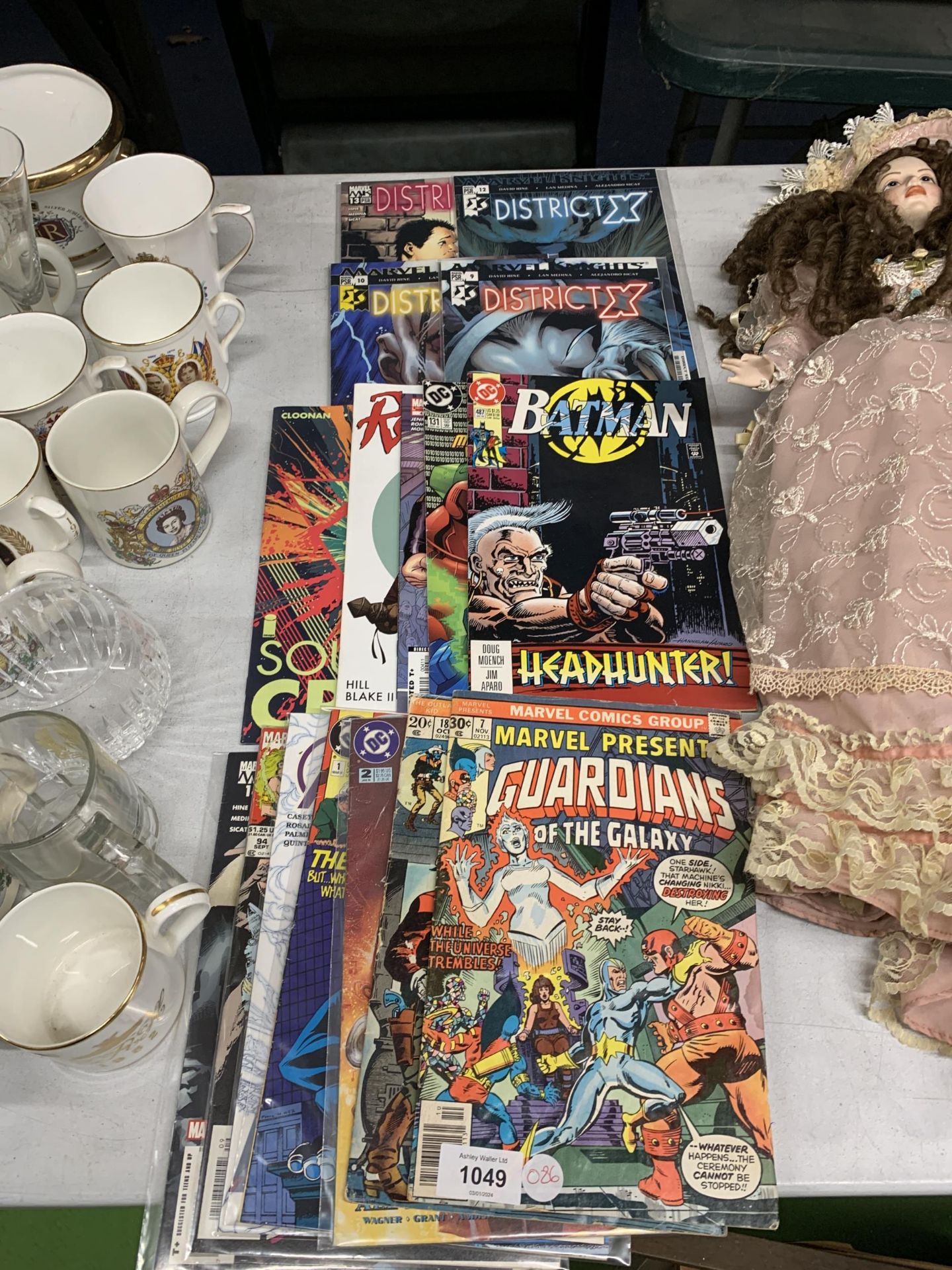 A GROUP OF COMICS TO INCLUDE GUARDIANS OF THE GALAXY, DC BATMAN, DISTRICT X ETC