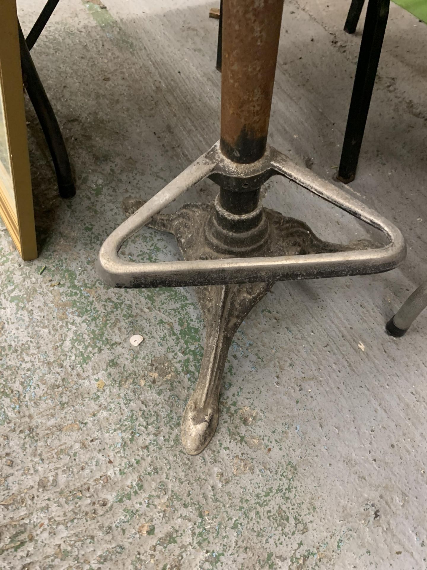 A VICTORIAN 3 FOOTED CAST BASE ROTATING INDUSTRIAL ELEVATING STOOL - Image 3 of 5