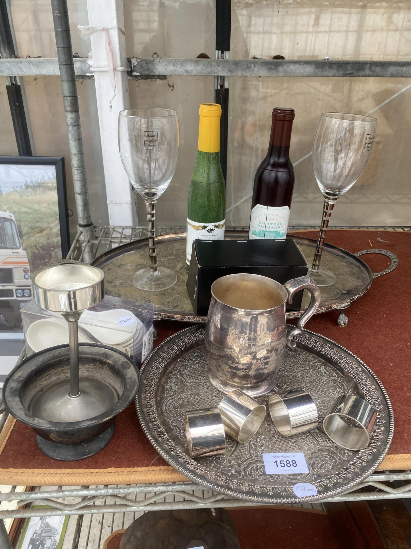 AN ASSORTMENT OF ITEMS TO INCLUDE A TWIN HANDLED TRAY, WINE GLASSES AND A TANKARD ETC