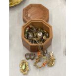 A QUANTITY OF VINTAGE AND MODERN COSTUME JEWELLERY TO INCLUDE BRACELETS, CHAINS, BROOCHES, RINGS,