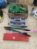 AN ASSORTMENT OF TOOLS TO INCLUDE LOPPERS, HAMMERS AND A HOSE PIPE ETC