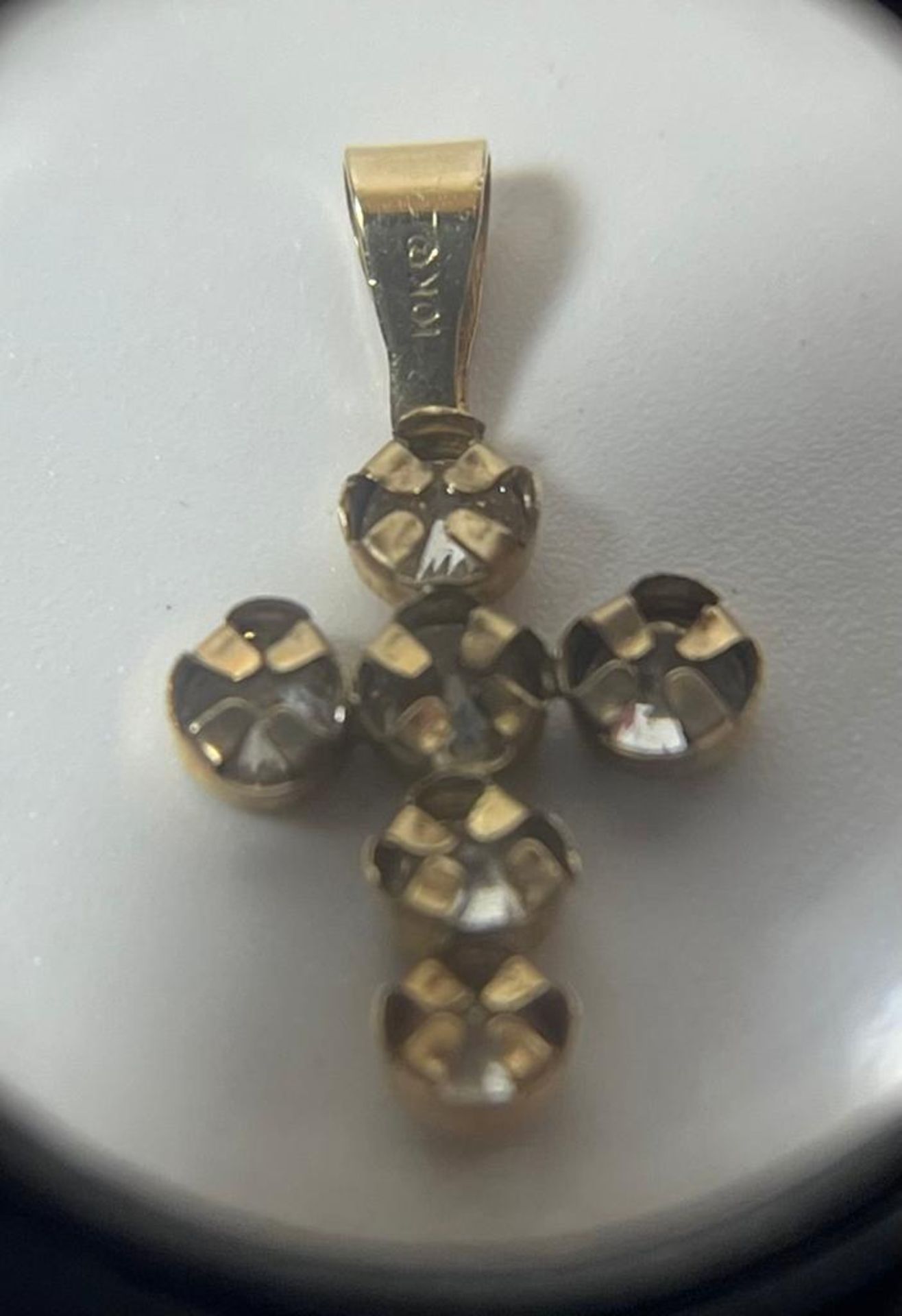 A 10CT YELLOW GOLD CRUCIFIX CROSS PENDANT WITH CLEAR STONES, WITH BOX - Image 3 of 3