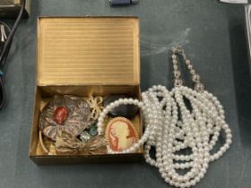 A VINTAGE BRASS BOX WITH CONTENTS OF COSTUME JEWELLERY BROOCHES AND A NECKLACE