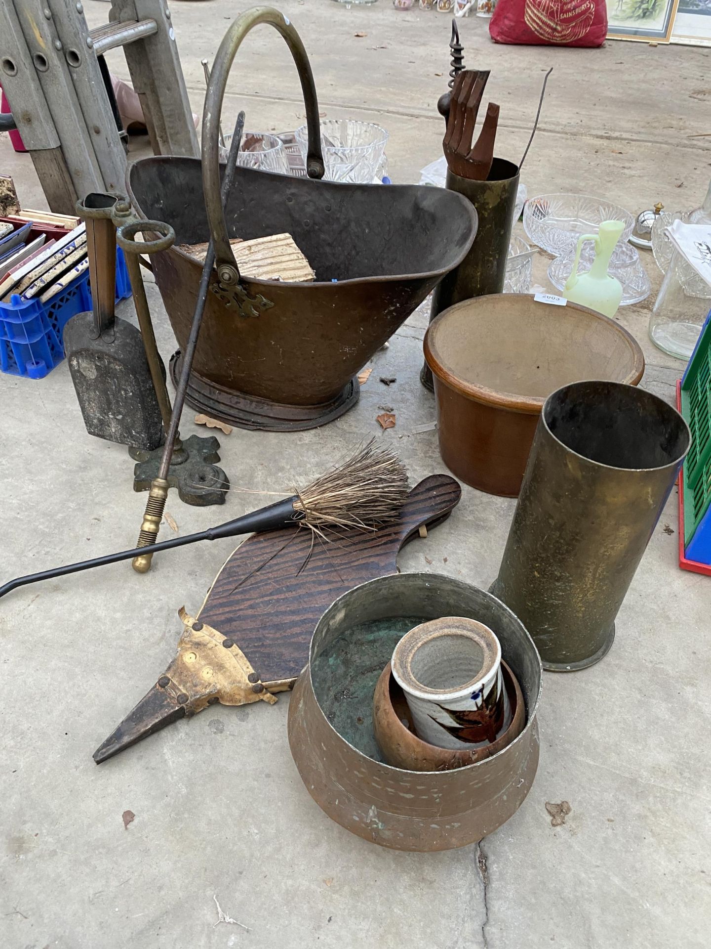AN ASSORTMENT OF ITEMS TO INCLUDE A BRASS COAL BUCKET, COMPANION ITEMS AND A COPPER PLANTER ETC