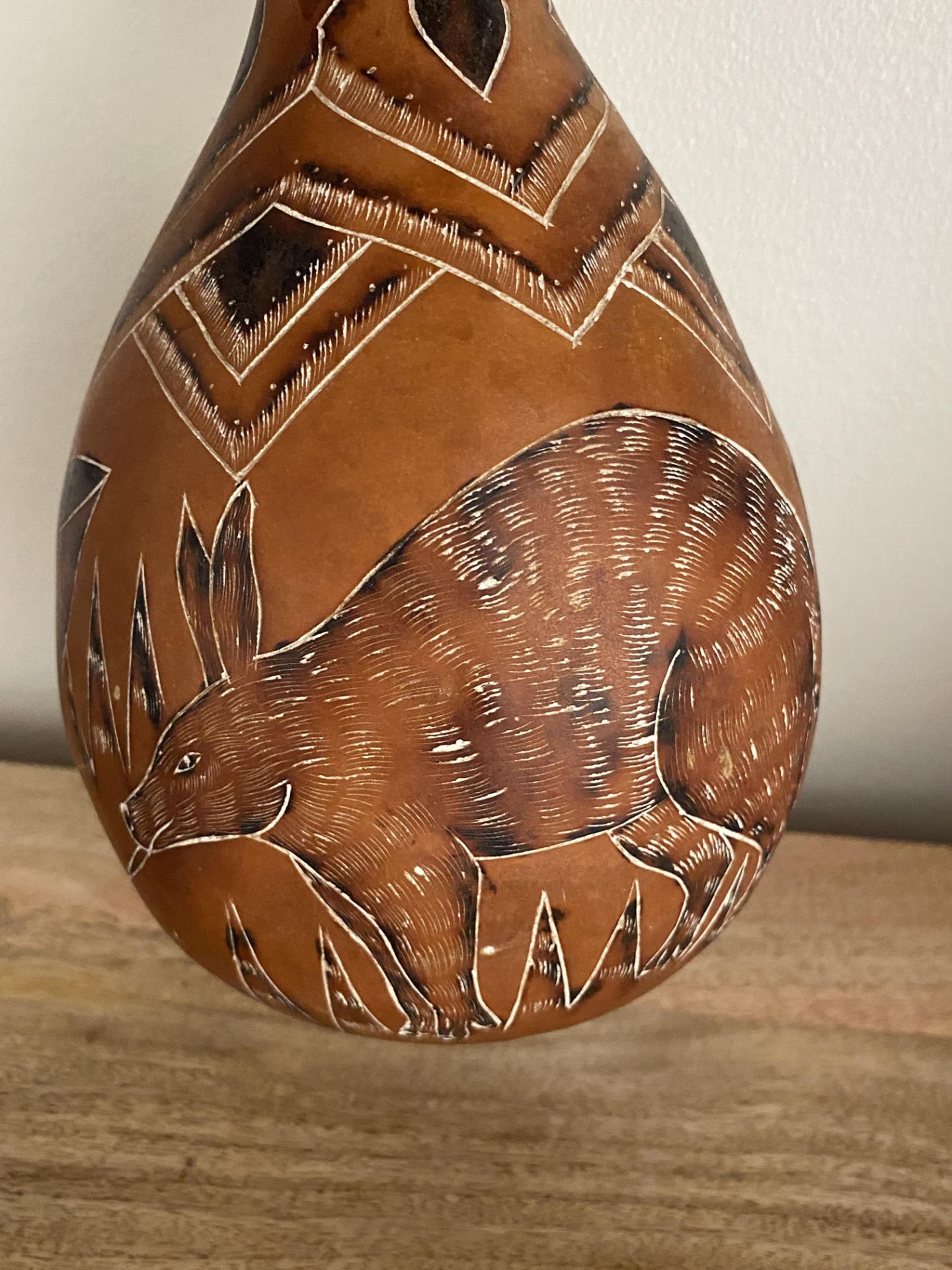 A VINTAGE AFRICAN TRIBAL GOURD WITH AARDVARK AND BUTTERFLY DESIGN, HEIGHT 29.5 CM - Image 3 of 4