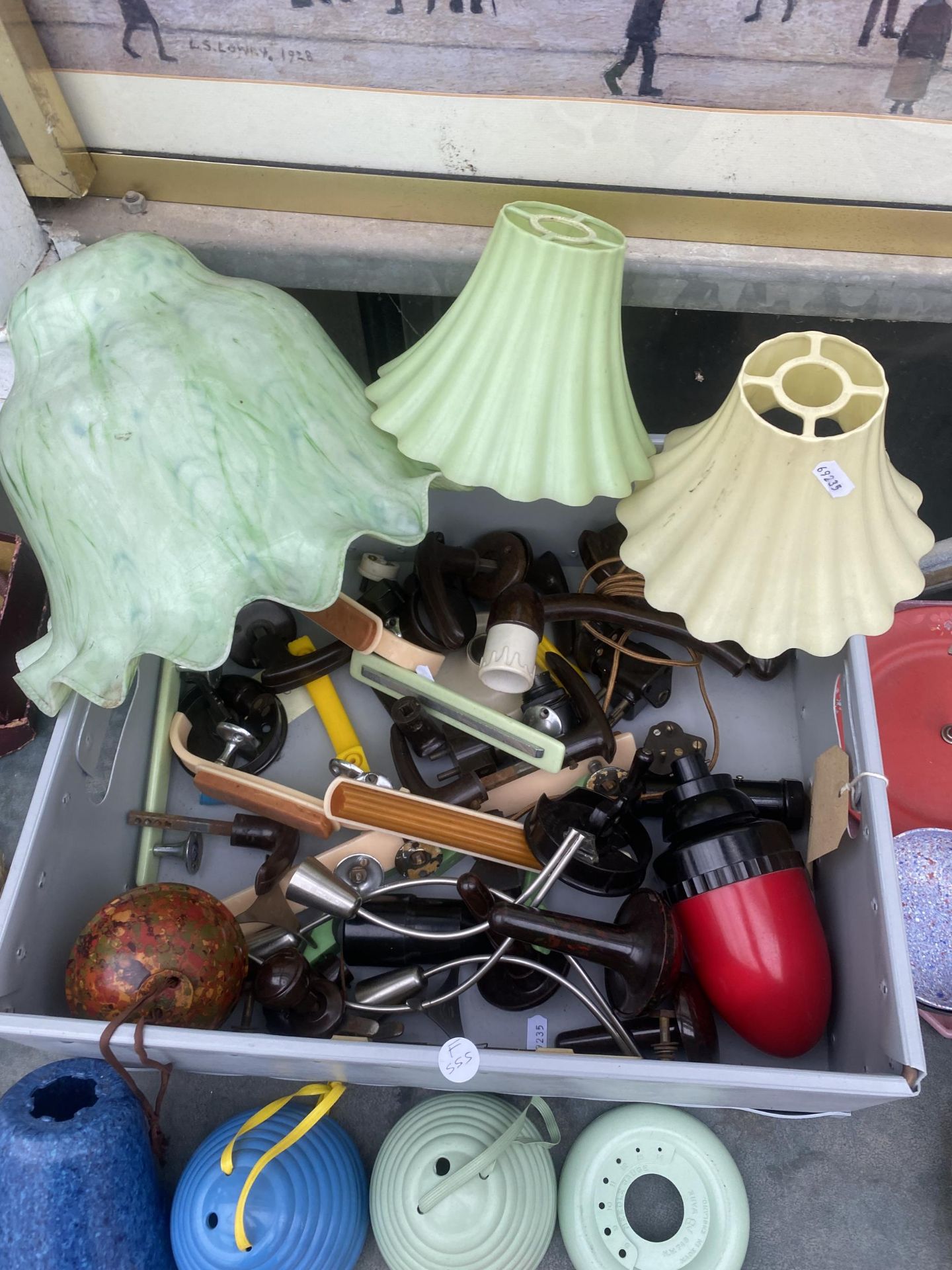 AN ASSORTMENT OF RETRO BAKELITE AND BAKELITE STYLE ITEMS TO INCLUDE LIGHT FITTINGS AND LIGHT - Bild 2 aus 4
