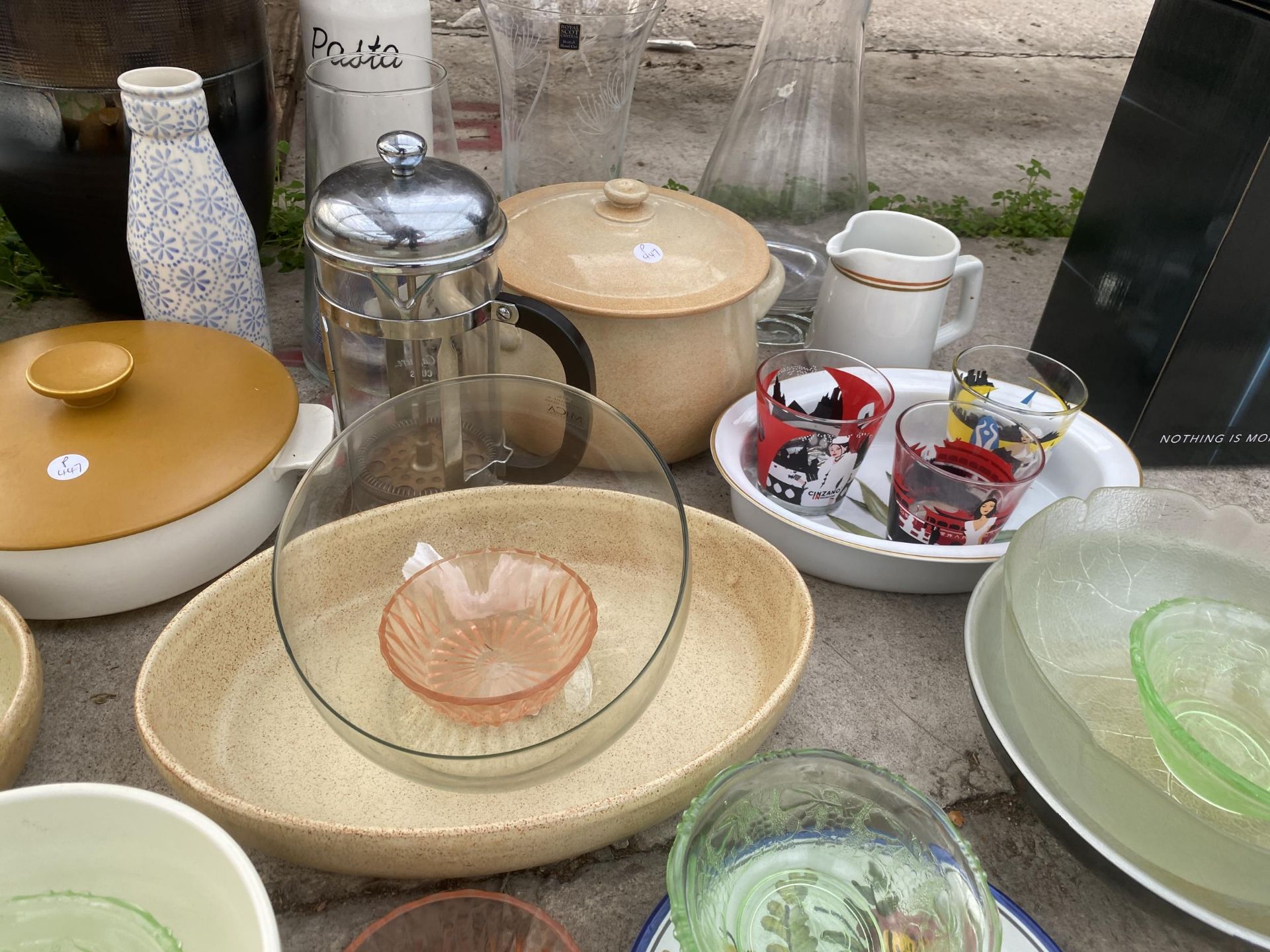 A LARGE ASSORTMENT OF CERAMICS AND GLASS WARE TO INCLUDE VASES AND BOWLS ETC - Image 2 of 3