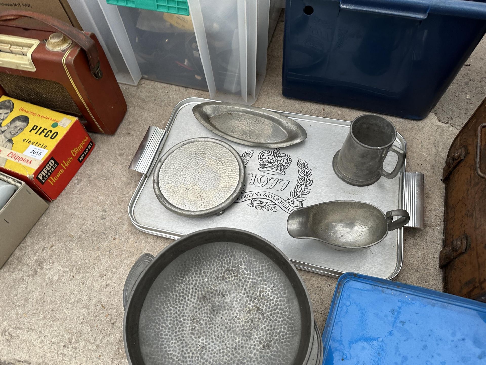 AN ASSORTMENT OF ITEMS TO INCLUDE MODEL RAILWAY TRACK, A CAMPING STOVE, AN OIL LAMP AND PEWTER ITEMS - Image 4 of 4