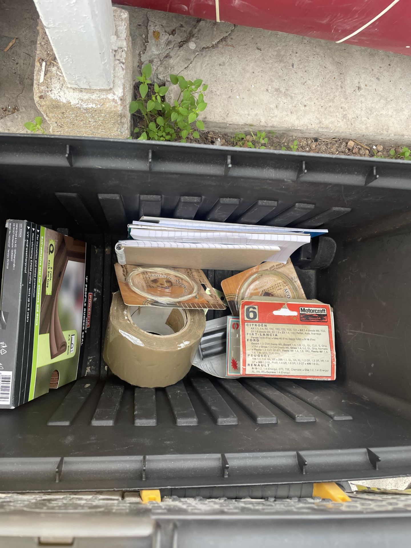 A PLASTIC STACKING TOOL BOX WITH AN ASSORTMENT OF TOOLS TO INCLUDE CHISELS ETC - Bild 4 aus 4