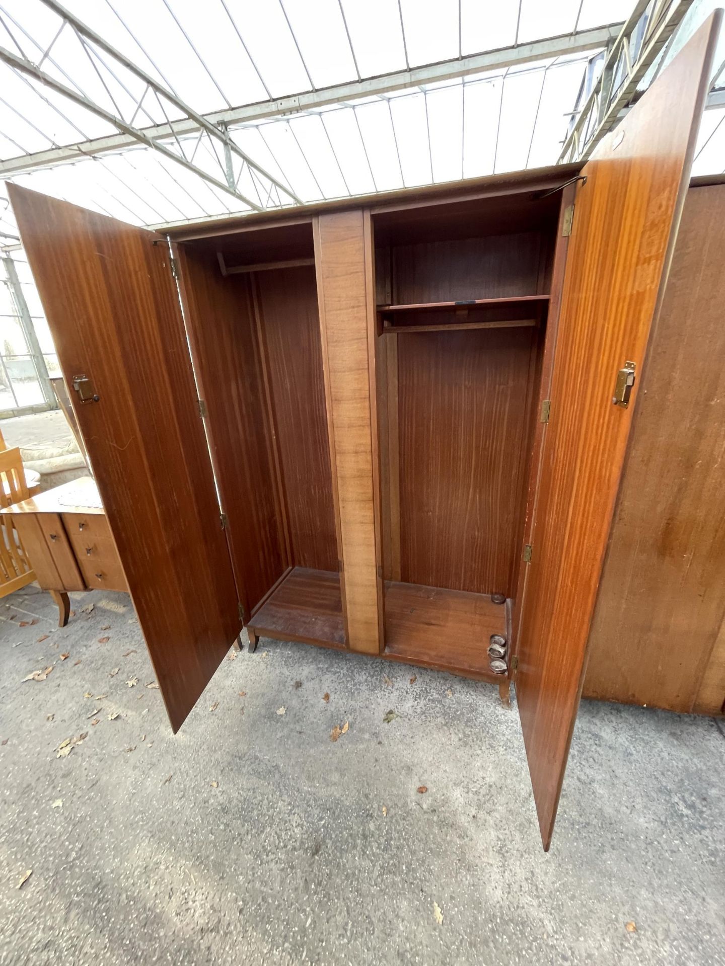 A BRYANTS SAPPHIRE RANGE BEDROOM SUITE COMPRISING TWO WARDROBES AND A DRESSING TABLE - Image 8 of 12