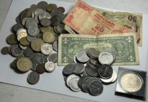 AN ASSORTMENT OF WORLD COINS, NOTES AND TOKENS TO INCLUDE A 1974 AMERICAN DOLLAR, HALF DOLLARS AND