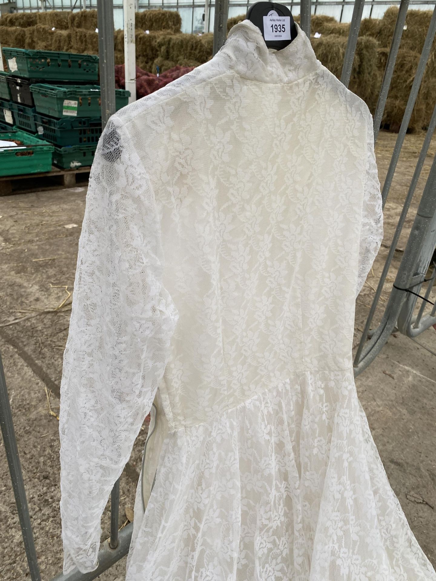 A VINTAGE LACE WEDDING DRESS - Image 2 of 3