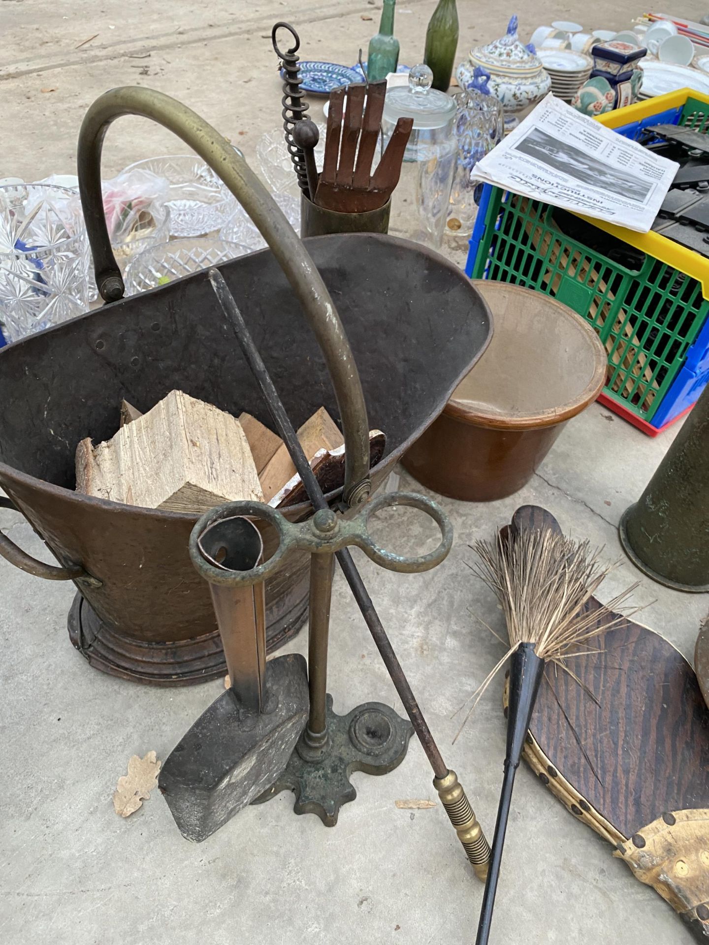 AN ASSORTMENT OF ITEMS TO INCLUDE A BRASS COAL BUCKET, COMPANION ITEMS AND A COPPER PLANTER ETC - Image 2 of 3