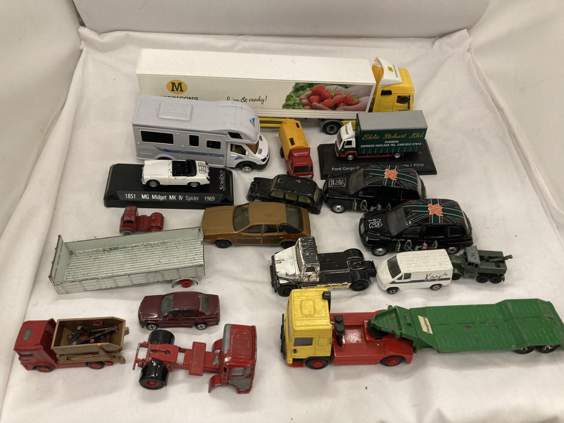 A QUANTITY OF DIE-CAST, CARS AND LORRIES, ETC TO INCLUDE CORGI - Image 5 of 9
