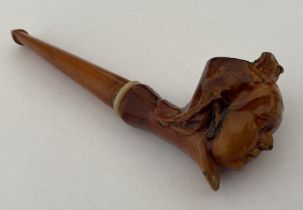AN ANTIQUE BRITISH QUEEN VICTORIA TREACLE GLAZE TOBACCO PIPE WITH AMBER EFFECT PIPE, LENGTH 13 CM