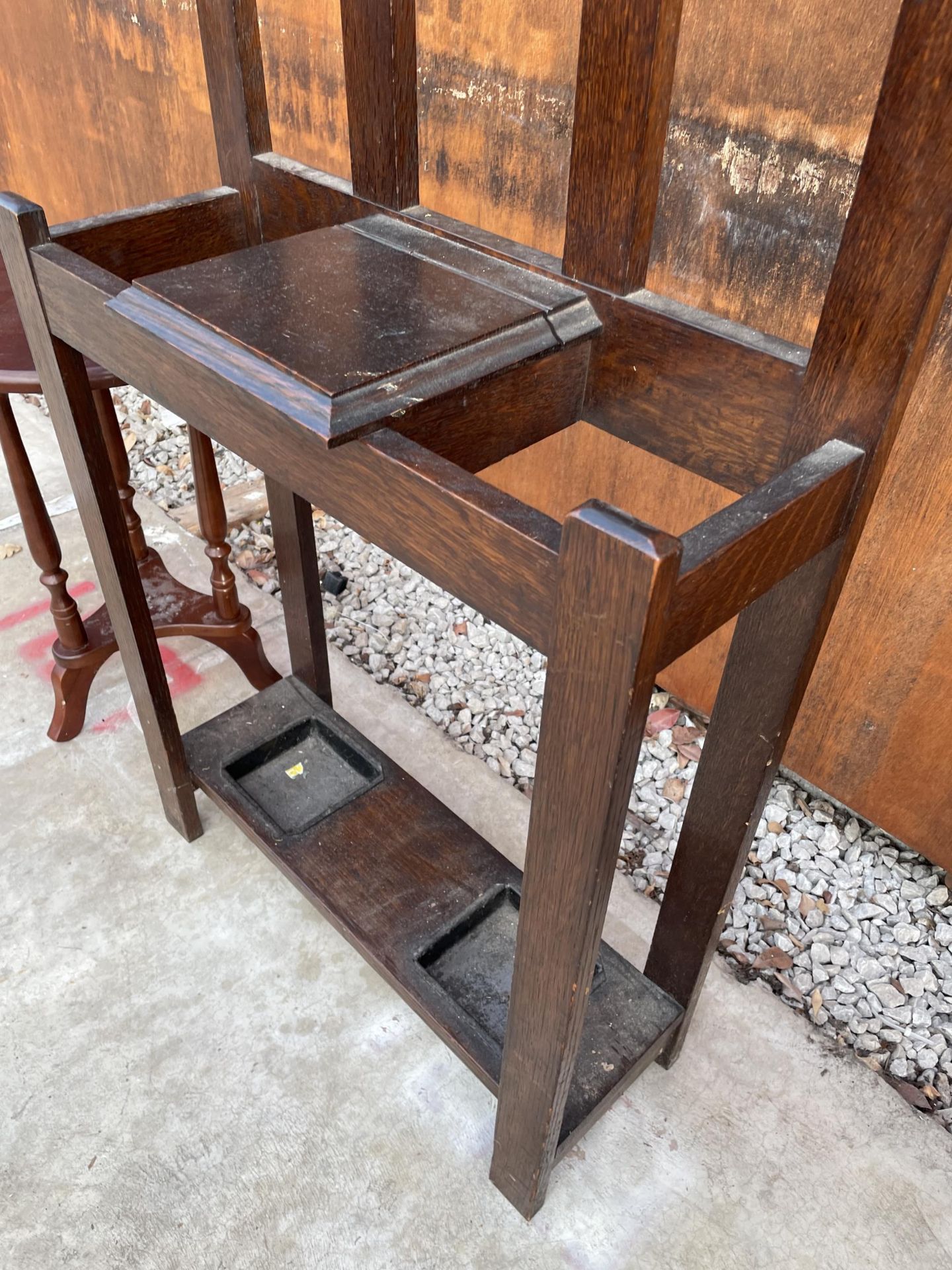 A MID 20TH CENTURY OAK MIRRORED HALL COAT/STICK STAND, 24" WIDE AND A SMALL MODERN WINE TABLE - Image 4 of 5