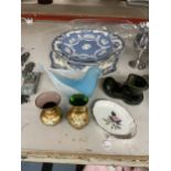 A MIXED LOT TO INCLUDE GLASS BIRD, WEDGWOOD JASPERWARE PLATE, GLASS VASES ETC