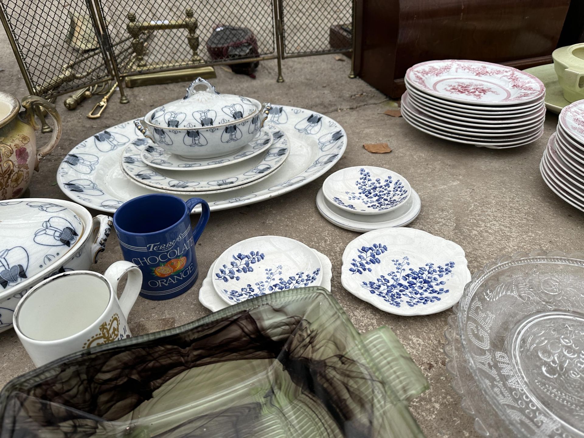 AN ASSORTMENT OF ITEMS TO INCLUDE CERAMICS AND COLOURED GLASS WARE ETC - Bild 2 aus 3