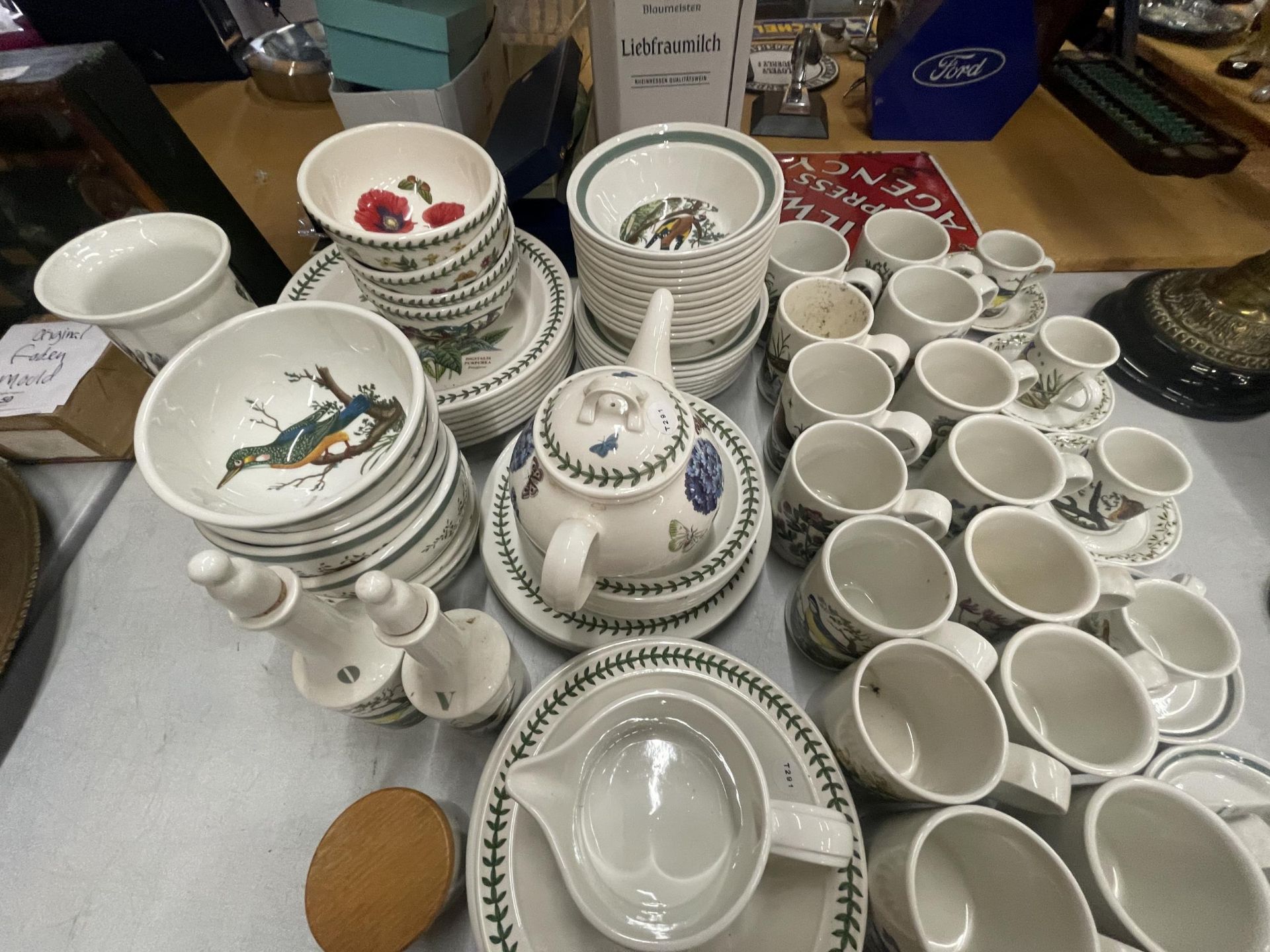 A VERY LARGE QUANTITY OF PORTMEIRION WARE TO INCLUDE MUGS, CUPS AND SAUCERS, BOWLS, PLATES, - Image 2 of 5