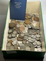 AN ASSORTMENT OF VINTAGE BRITISH COINS TO INCLUDE A LARGE QUANTITY OF SIX PENCE, THREE PENCE AND