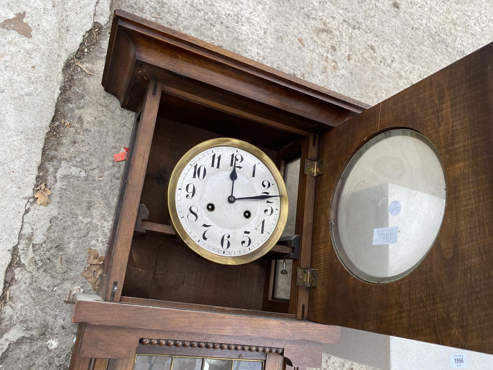 AN OAK CHIMING WALL CLOCK FOR RESTORATION - Bild 3 aus 3