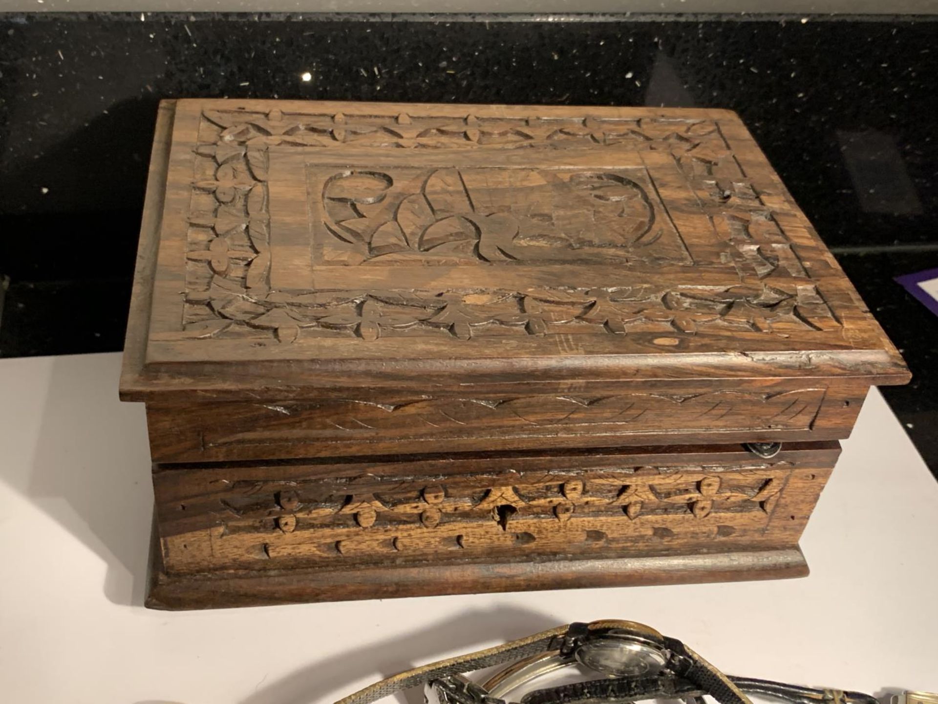 A CARVED WOODEN BOX WITH A QUANTITY OF WATCHES AND PARTS - Bild 4 aus 4