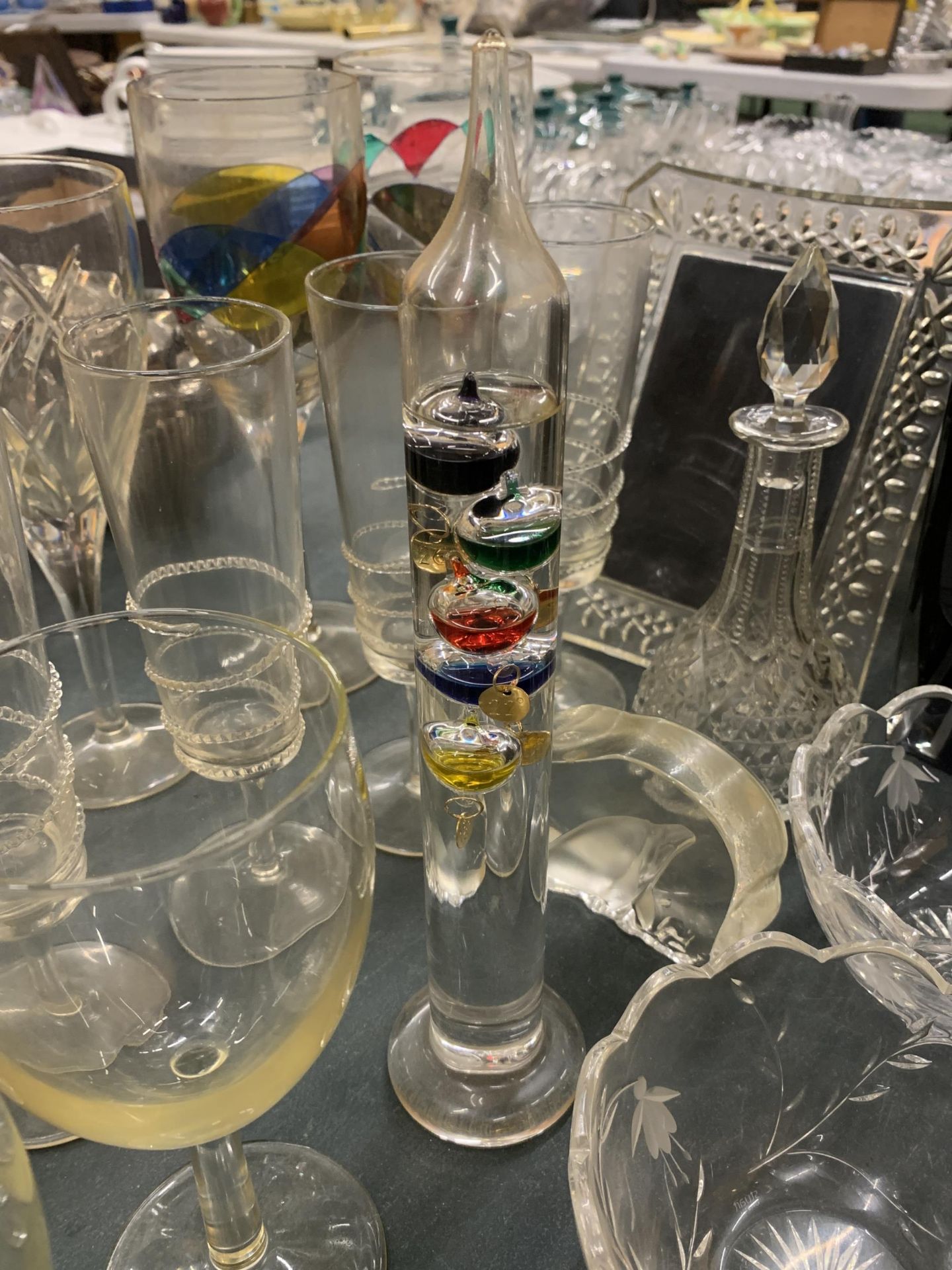 A MIXED LOT OF WINE GLASSES AND FURTHER GLASSWARE - Image 2 of 4