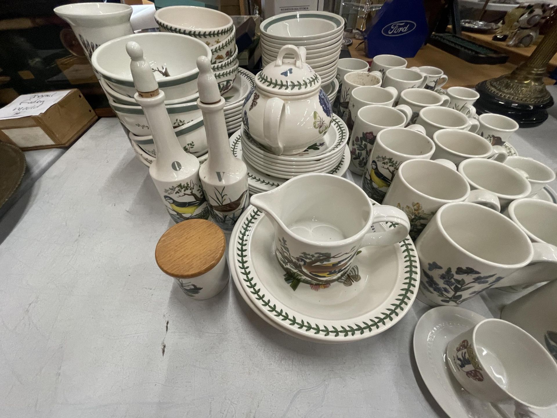 A VERY LARGE QUANTITY OF PORTMEIRION WARE TO INCLUDE MUGS, CUPS AND SAUCERS, BOWLS, PLATES, - Image 3 of 5