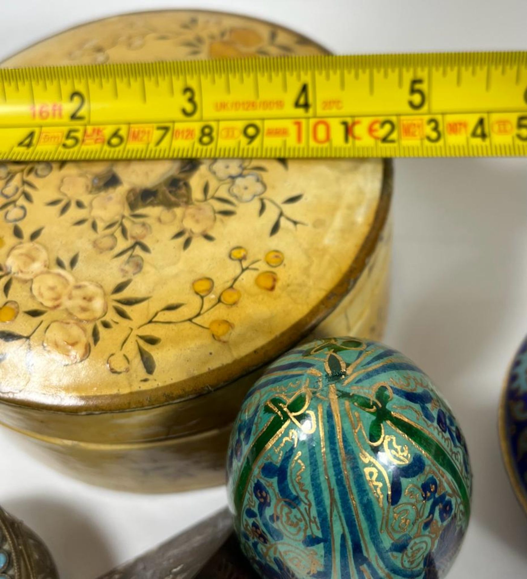 A MIXED LOT TO INCLUDE ORIENTAL PILL BOX WITH TURQUOISE STONE DESIGN, HAND PAINTED EGG, CLOISONNE - Image 4 of 4