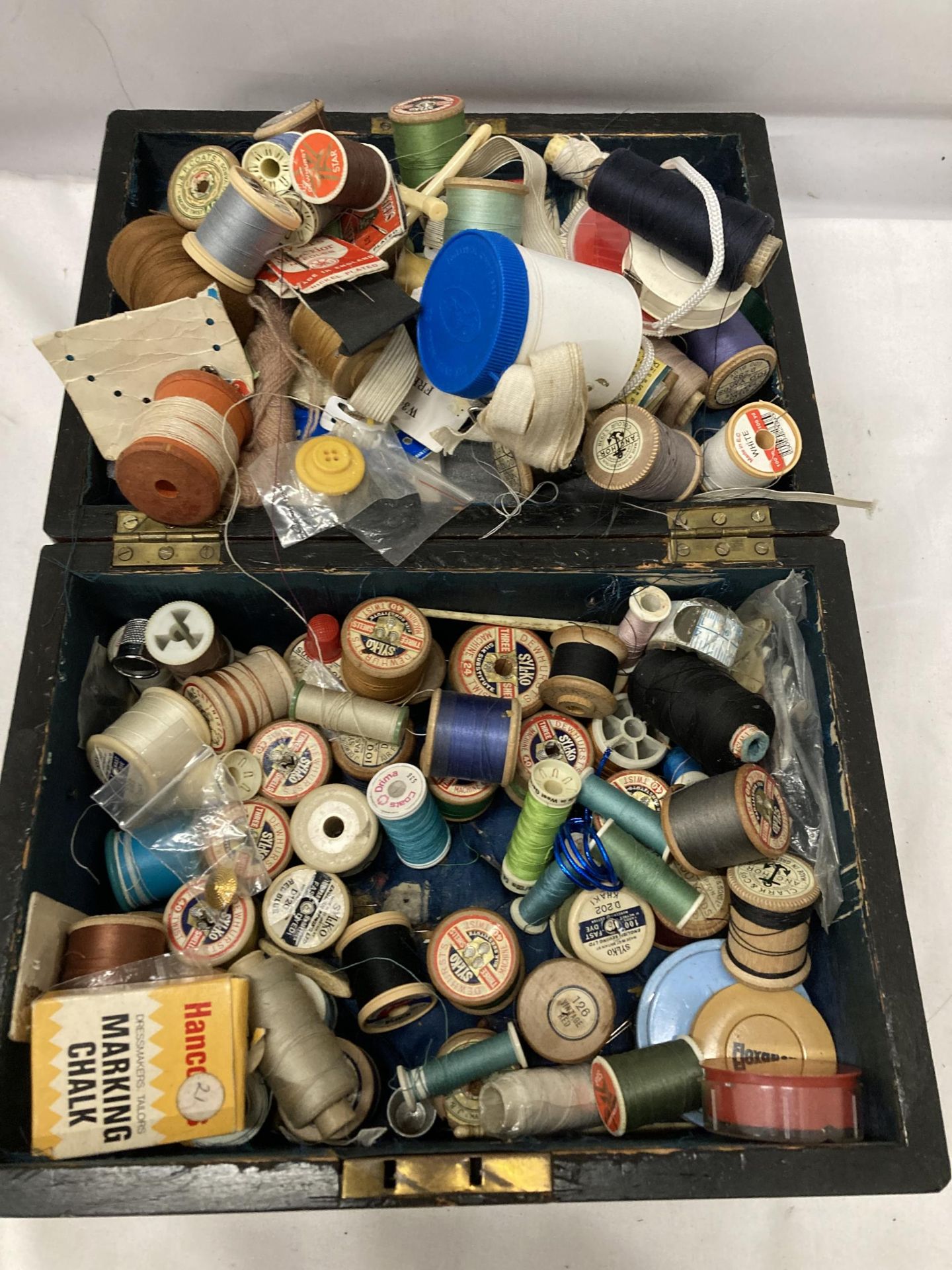 A VINTAGE MAHOGANY BOX OF ASSORTED SEWING EQUIPMENT, THREAD - Image 3 of 3