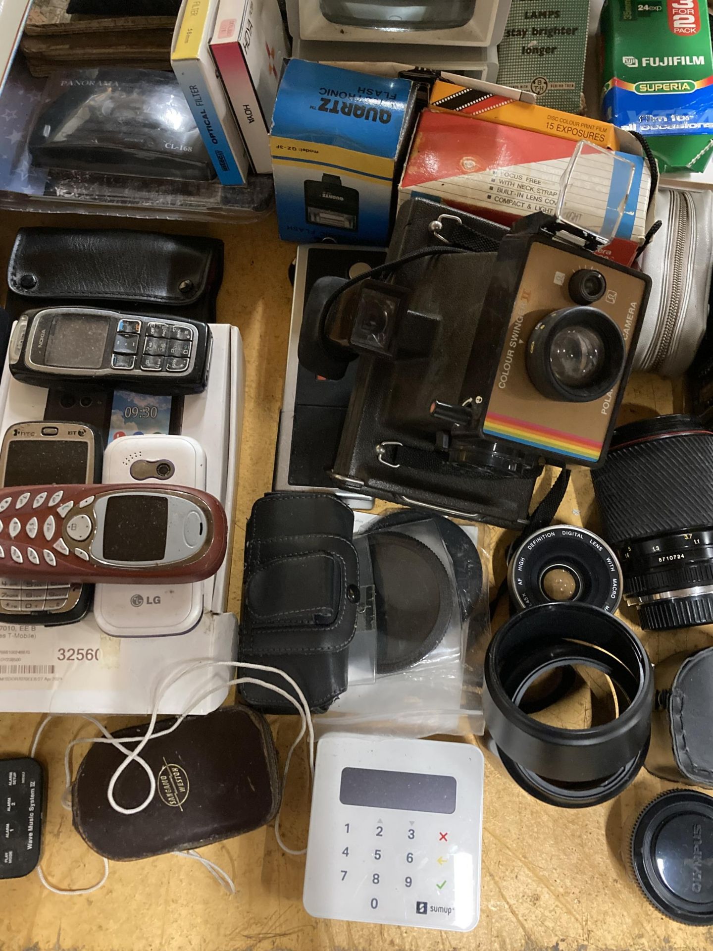 A LARGE COLLECTION OF CAMERA RELATED AND FURTHER EQUIPMENT, CAMERAS, BAGS, PHONES, CALCULATORS ETC - Image 6 of 9