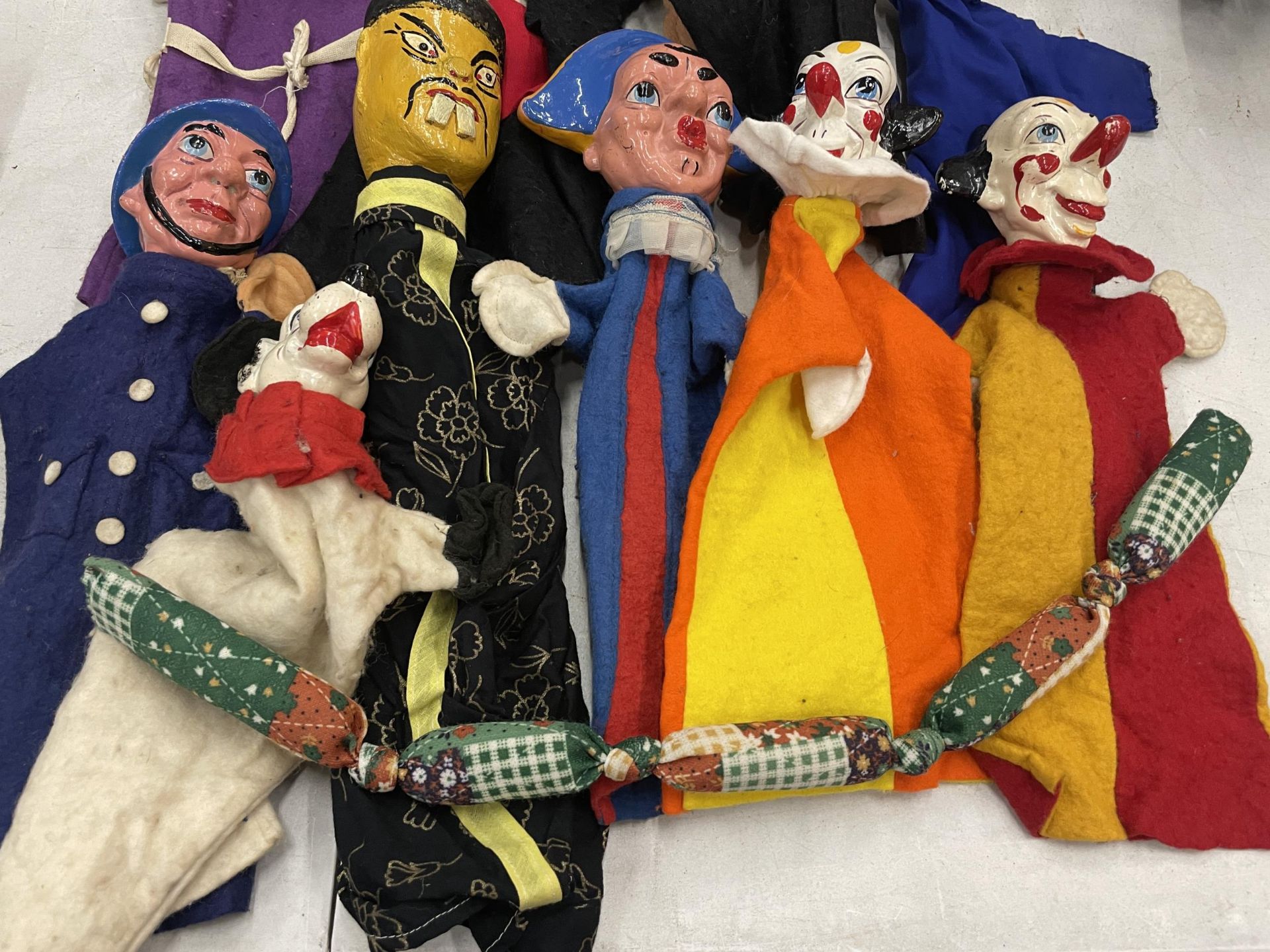 TEN GENUINE COLLECTABLE VINTAGE PUNCH AND JUDY TOYS AND A STRING OF SAUSAGES - Bild 4 aus 4