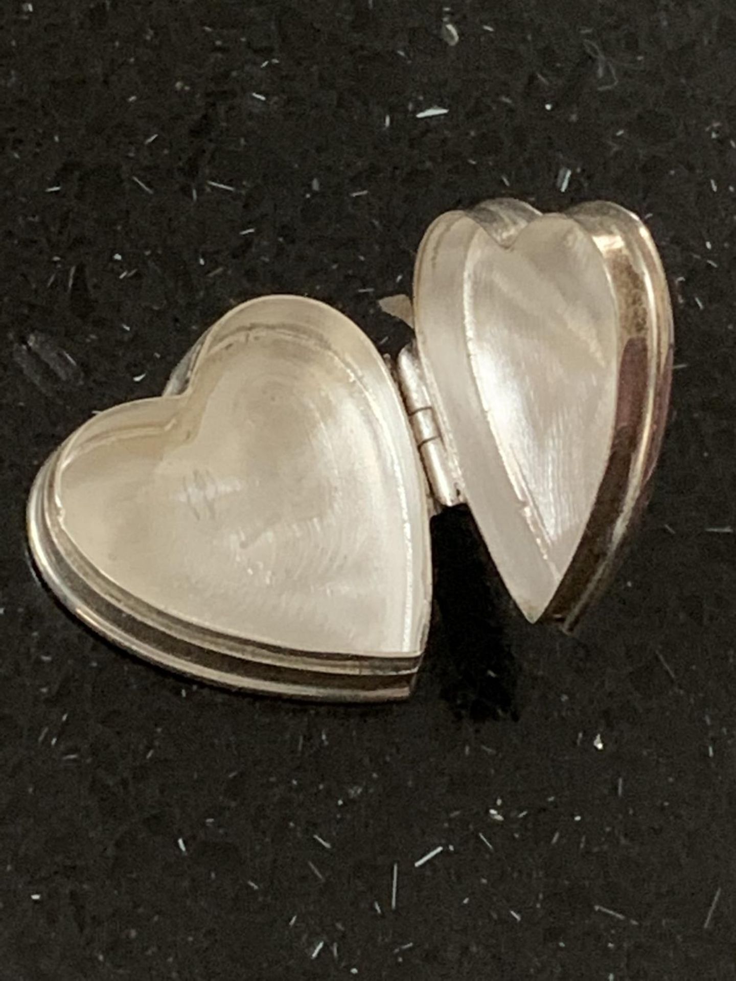 A MARKED 925 SILVER HEART SHAPED PILL BOX - Image 2 of 3