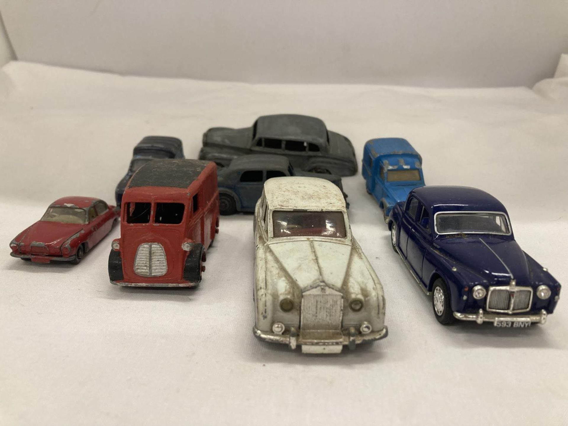 A COLLECTION OF VINTAGE DIE-CAST CARS TO INCLUDE DINKY TOYS - 8 IN TOTAL - Image 2 of 2