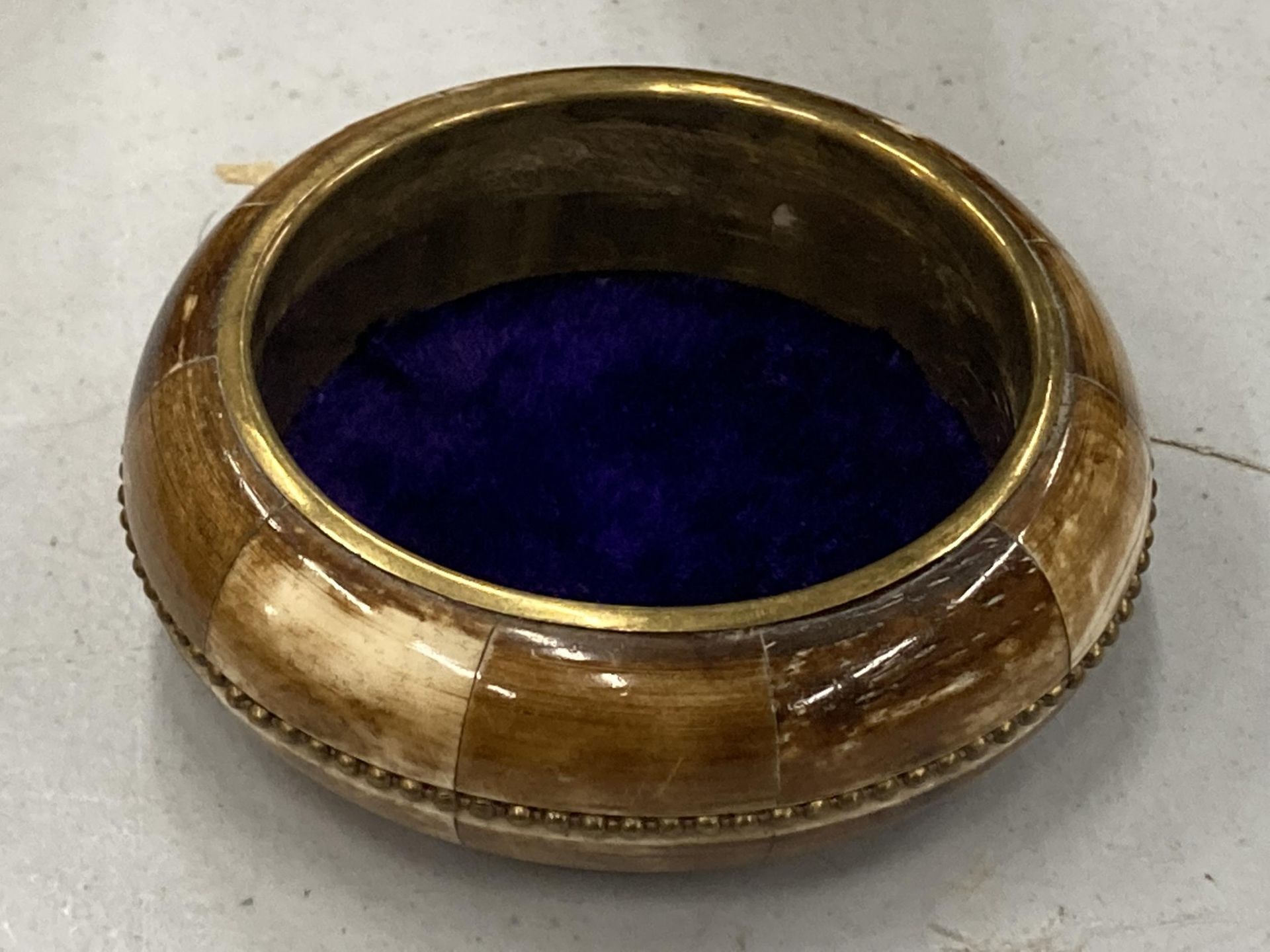 A BONE AND BRASS ROUND BOWL, DIAMETER 8CM