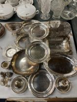 A MIXED LOT OF SILVER PLATED ITEMS, TRAYS ETC