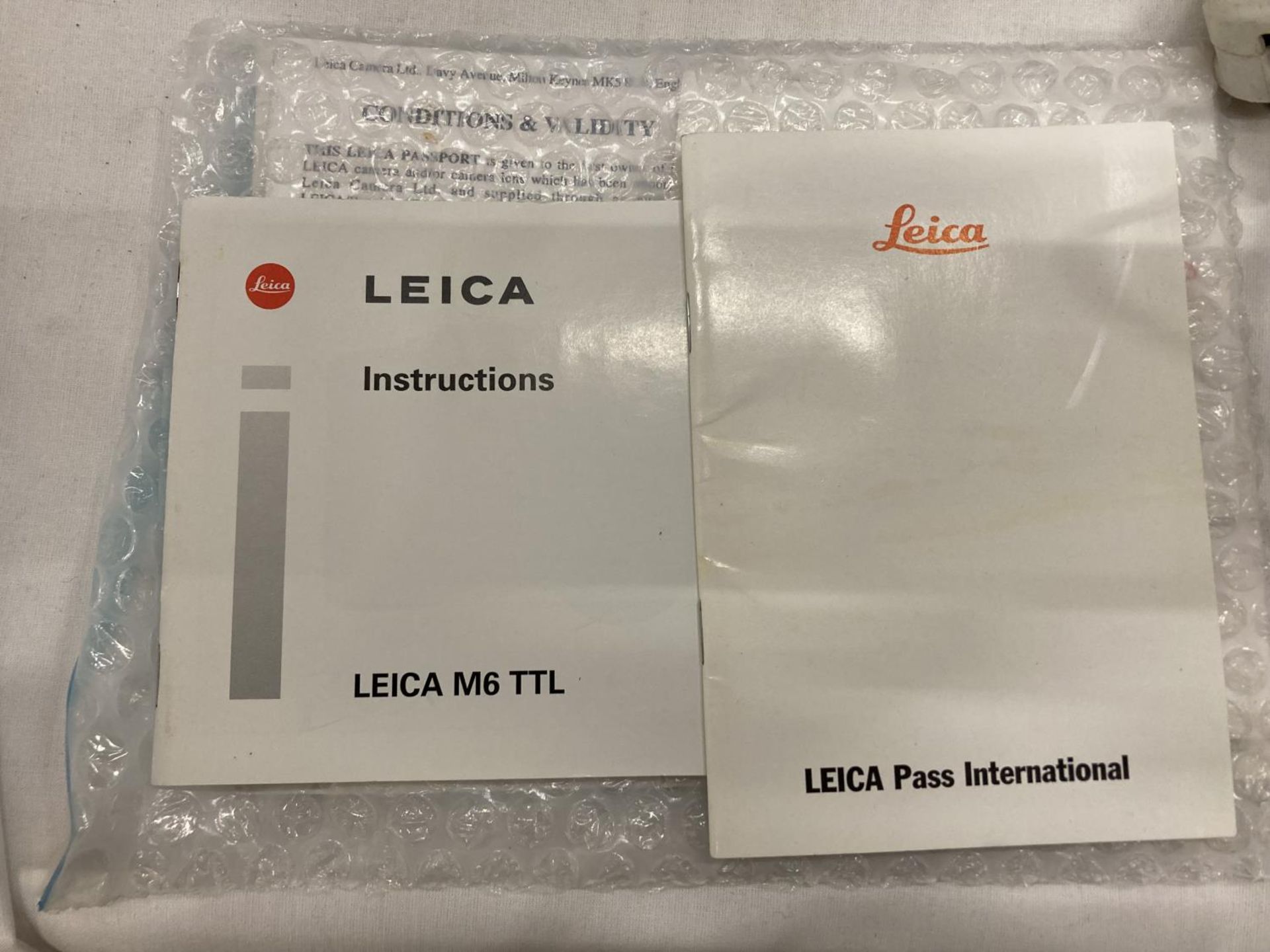 A LEICA CAMERA IN ORIGINAL BOX TOGETHER WITH PAPERWORK AND BATTERY CHARGER AND INSTRUCTIONS - Image 5 of 5
