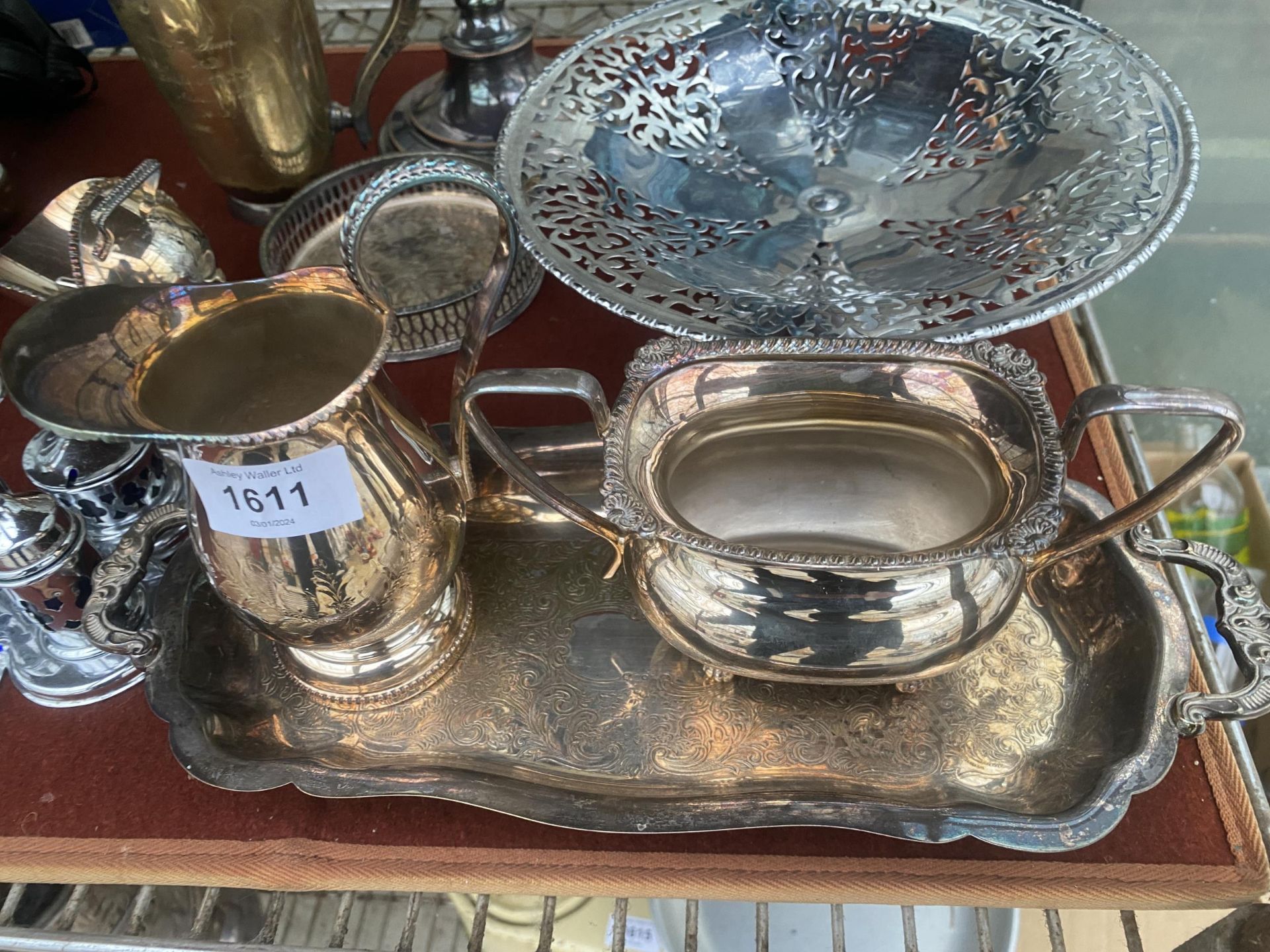 AN ASSORTMENT OF SILVER PLATED ITEMS TO INCLUDE A PAIR OF CANDLESTICKS, A TWIN HANDLED TRAY AND A - Bild 4 aus 4