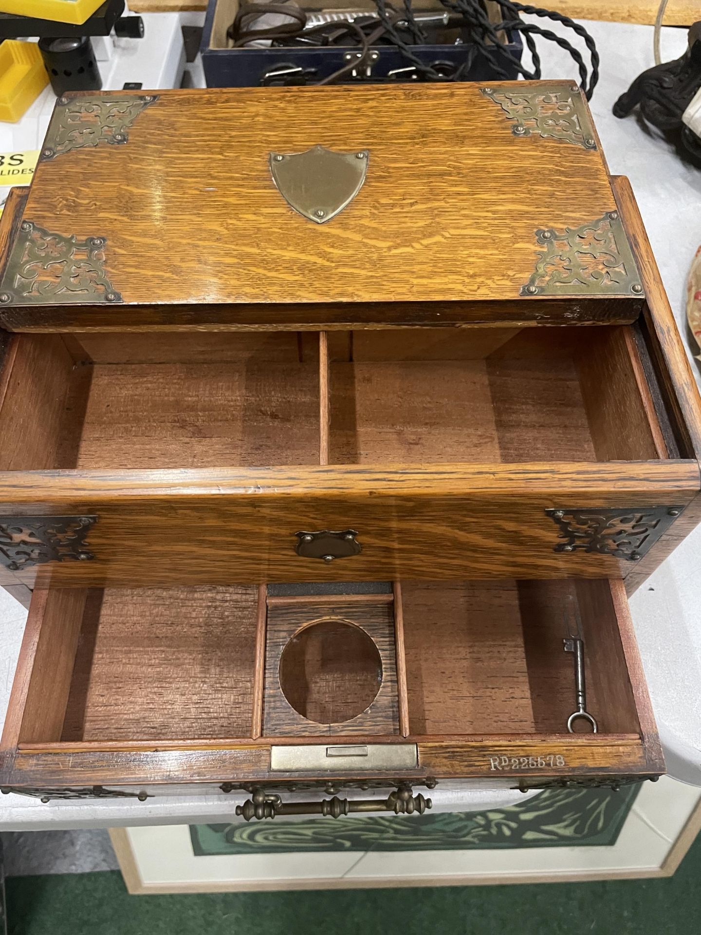 A 19TH CENTURY ENGLISH OAK SLIDE TOP HUMIDOR BOX WITH BRASS TRIM AND KEY - Image 3 of 4