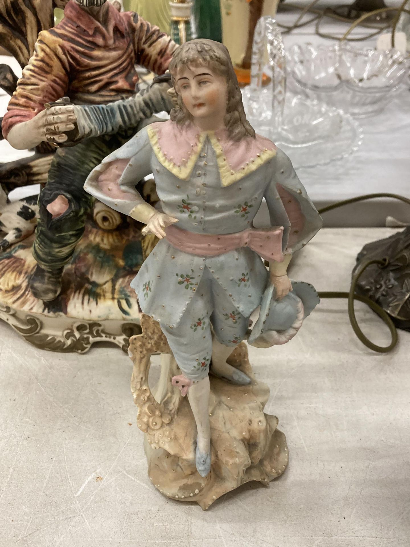 A CAPODIMONTE MODEL OF A MAN AND CAT PLAYING THE ACCORDIAN, CAPODIMONTE STYLE MAN ON A BENCH - A/F - Image 3 of 5