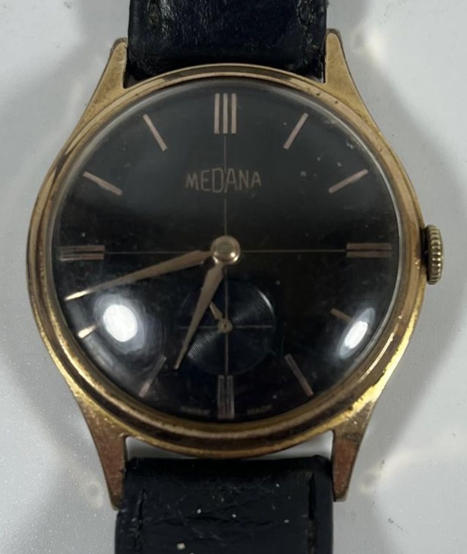 A VINTAGE SWISS MEDANA 1970S WATCH WITH SUBSIDIARY SECONDS DIAL, WORKING AT TIME OF LOTTING