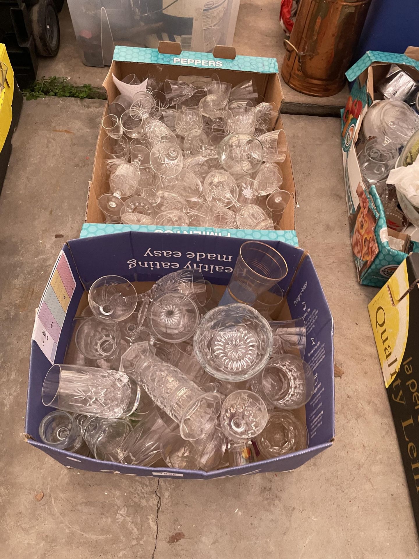 A LARGE QUANTITY OF GLASS WARE TO INCLUDE WINE GLASSES AND SHERRY GLASSES ETC