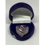 A SILVER AND AMETHYST COLOURED RING IN A PRESENTATION BOX