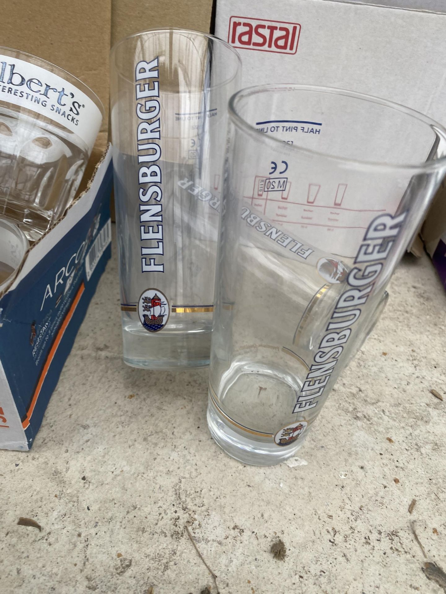 AN ASSORTMENT OF BRANDED GLASSES TO INCLUDE DORTMUNDER AND FLENSBURGER ETC - Image 4 of 4