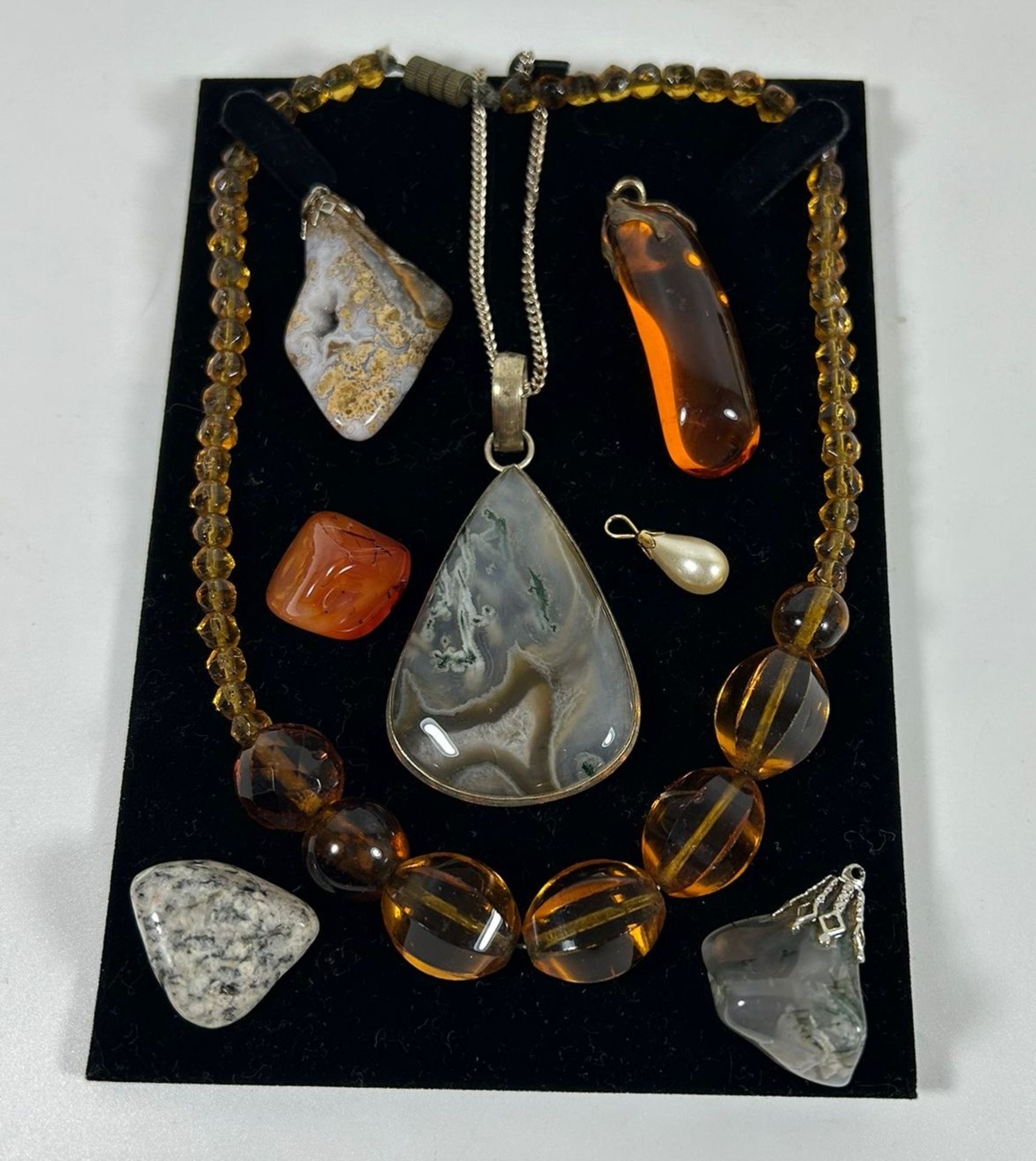 A GROUP OF STONE JEWELLERY TO INCLUDE AMBER EFFECT NECKLACE, LARGE STONE PENDANT NECKLACE ETC