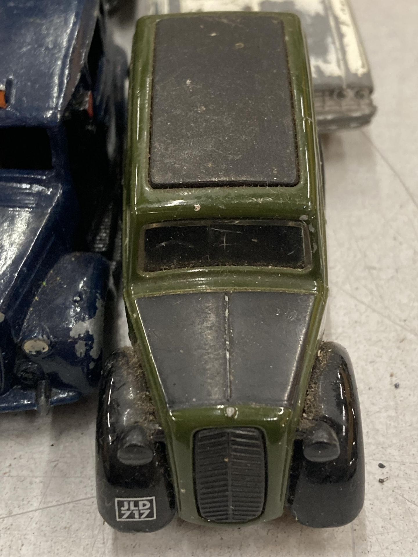 A QUANTITY OF VINTAGE DIE-CAST CARS TO INCLUDE DINKY AND CORGI - 7 IN TOTAL - Bild 4 aus 6